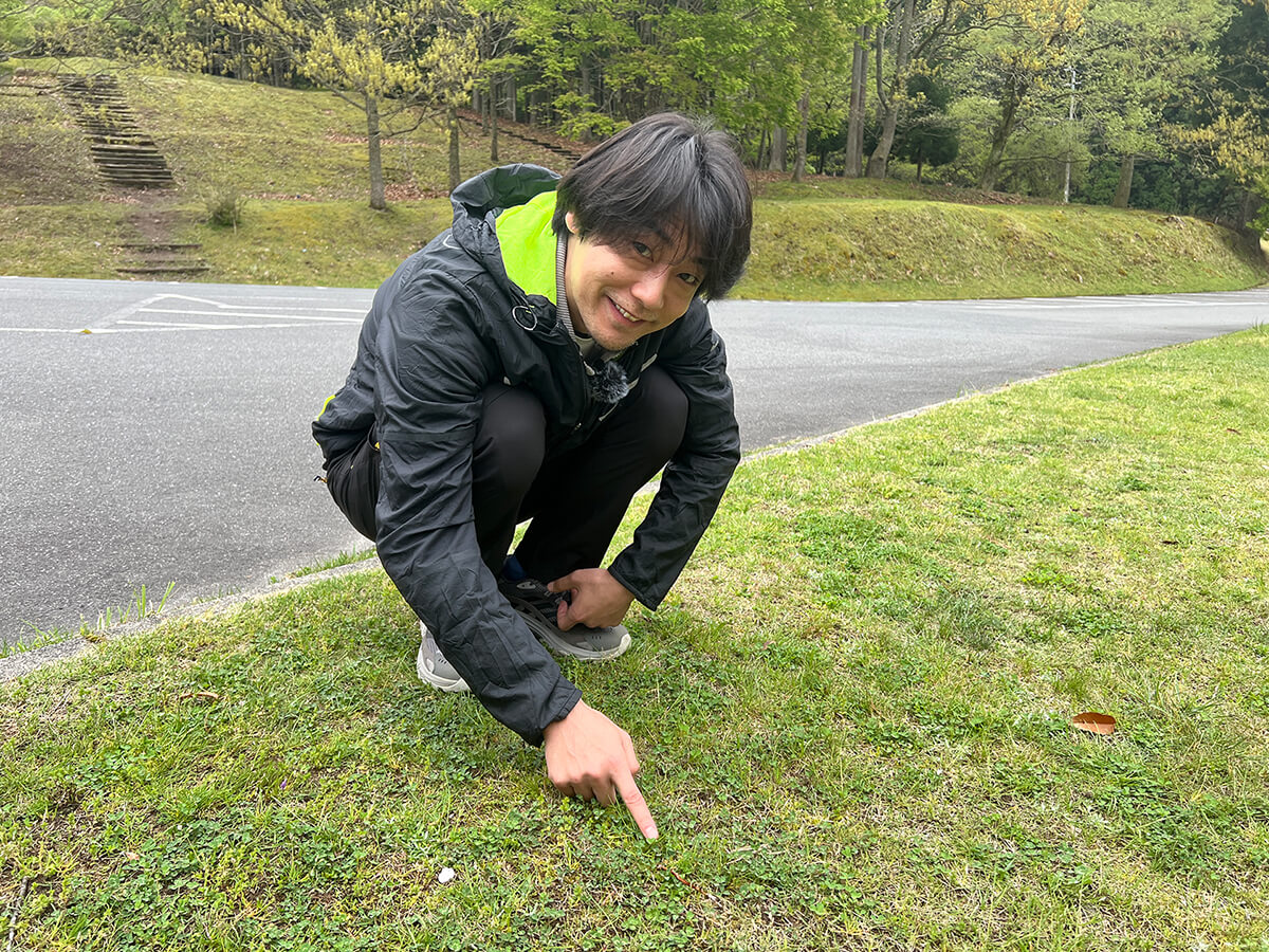 「お米の館」でパンを購入する前に、クローバーの花壇を見つけた福士さん。