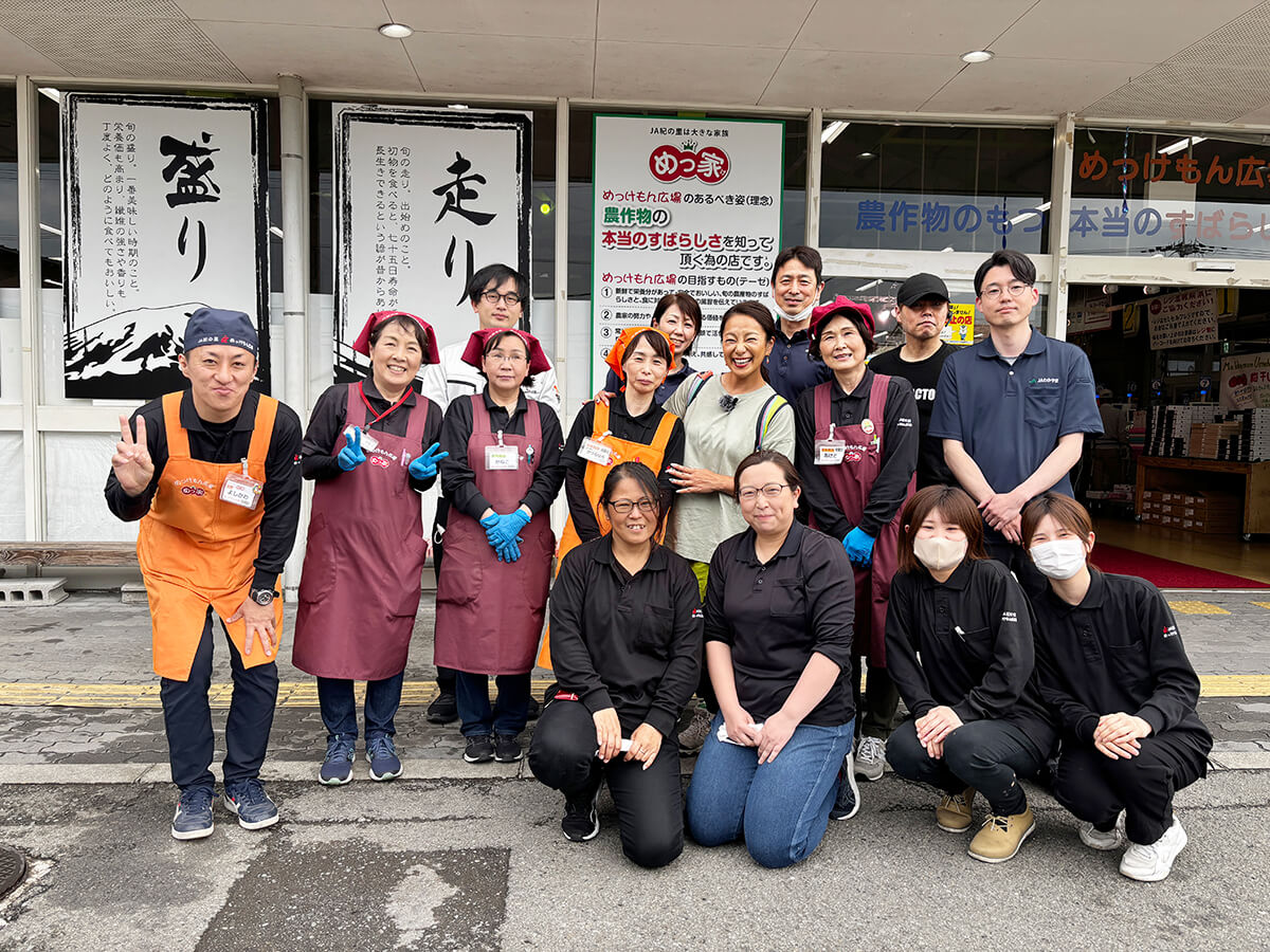 買い出しで立ち寄った「めっけもん広場」では地元の方々や従業員の方々に囲まれ大人気の三船さん。