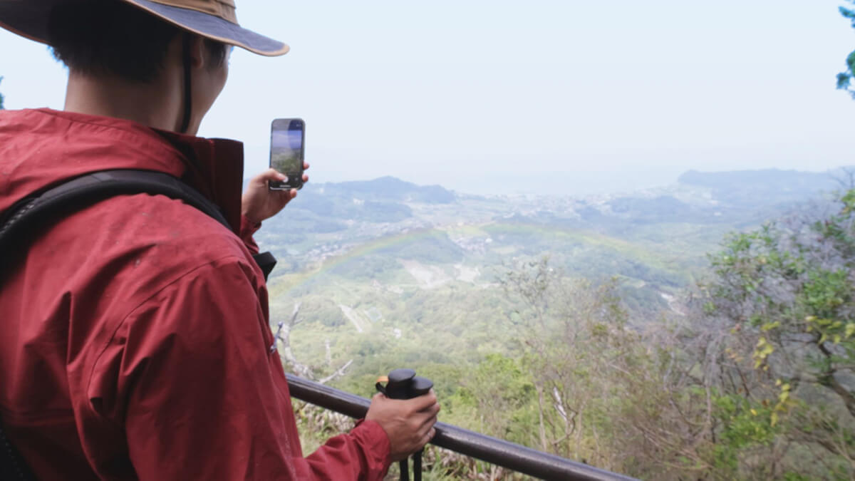 ロケ当日は曇り空で天候が心配な中、登山スタート