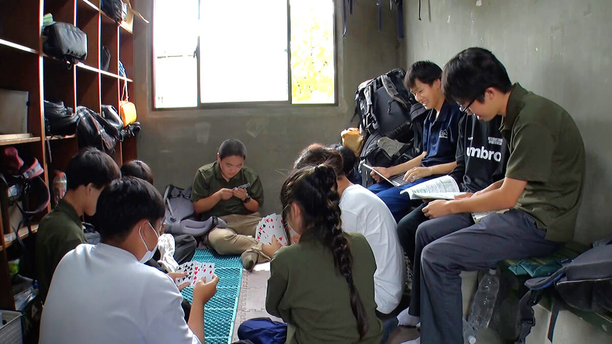 兵庫高校山岳部では今、トランプの大富豪が大流行中！